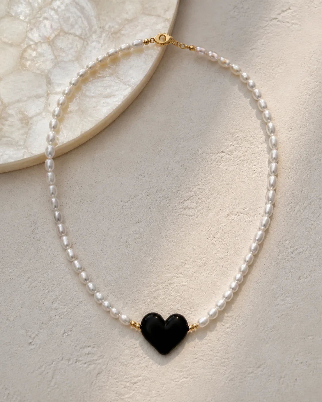 Corazón Murano black/pearl/gold, handmade glass jewelry by Parcha